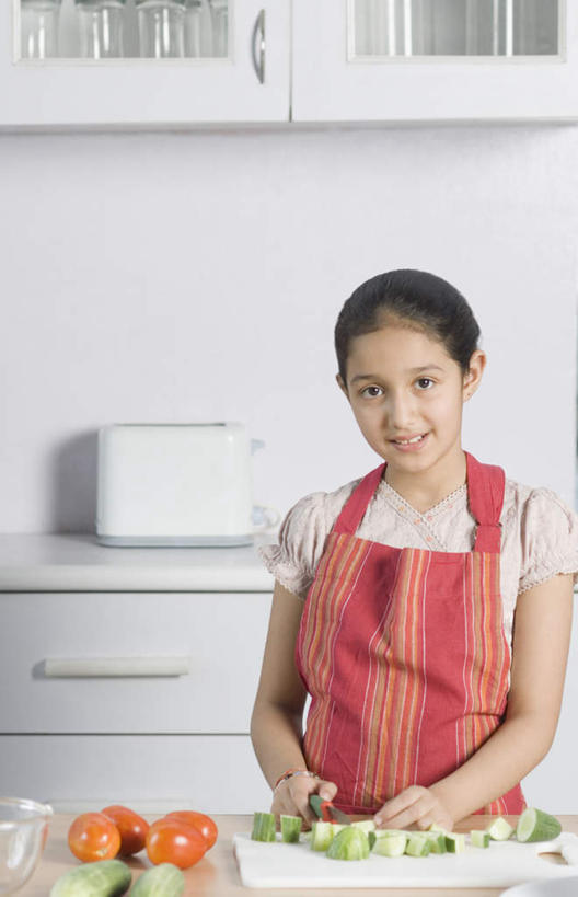 儿童,一个人,竖图,室内,白天,正面,纯洁,植物,厨房,黄瓜,蔬菜,西红柿,亚洲,仅一个女性,仅一个人,切片,服装,新鲜,食品,草药,药草,拿,拿着,注视,休闲装,中药,食物,小孩,衣服,观察,看,切,仅一个小孩,休闲,休闲服,可爱,童年,童趣,服饰,有机食品,绿色食品,观看,察看,关注,药材,中草药,童真,烂漫,无邪,中药材,本草,天真,女孩,女人,女性,亚洲人,印度人,孩子,青瓜,胡瓜,番茄,半身,彩图,灶间,女生