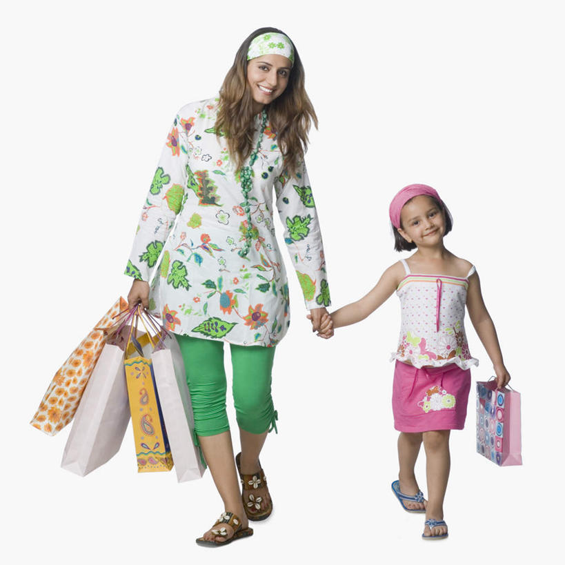 儿童,两个人,家庭,母亲,女儿,走,握手,笑,微笑,露齿笑,横图,室内,白天,正面,购物,纯洁,消费,袋子,亚洲,握,服装,包装袋,手提袋,购物袋,拿,拎,拿着,注视,休闲装,小孩,衣服,观察,看,休闲,温暖,温馨,母女,一家人,休闲服,可爱,母爱,童年,童趣,握着,金融,服饰,观看,和睦,察看,购买,关注,贸易,童真,烂漫,无邪,天真,年轻女性,女孩,女人,女性,亚洲人,印度人,孩子,年轻人,步行,搀手,拉手,散步,手搀手,手拉手,手牵手,手握手,走路,彩图,全身,融洽,女生,拎着