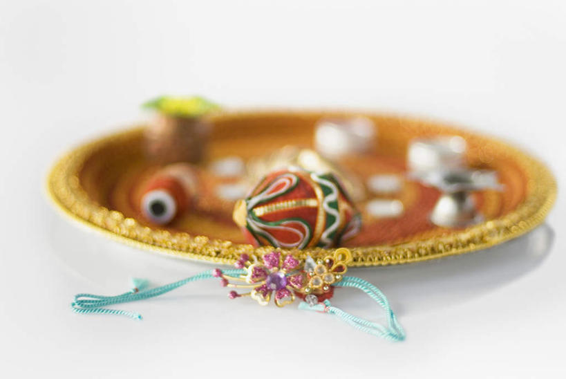 无人,横图,俯视,室内,特写,白天,白色背景,桌面,桌子,阴影,朦胧,模糊,反射,木制,影子,装饰品,木制品,绳子,饰品,手链,首饰,摄影,手镯,影棚,绳索,镯子,彩图,高角度拍摄,影棚拍摄,拍摄