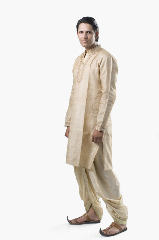 一个人,站,笑,微笑,竖图,室内,白天,白色背景,侧面,民族服装,亚洲,仅一个男性,仅一个人,服装,注视,仅一个年轻男性,衣服,观察,看,站着,摄影,服饰,影棚,观看,察看,衣着,穿着,关注,衣饰,男人,男性,年轻男性,亚洲人,印度人,站立,彩图,全身,影棚拍摄,传统服装,民俗服,拍摄