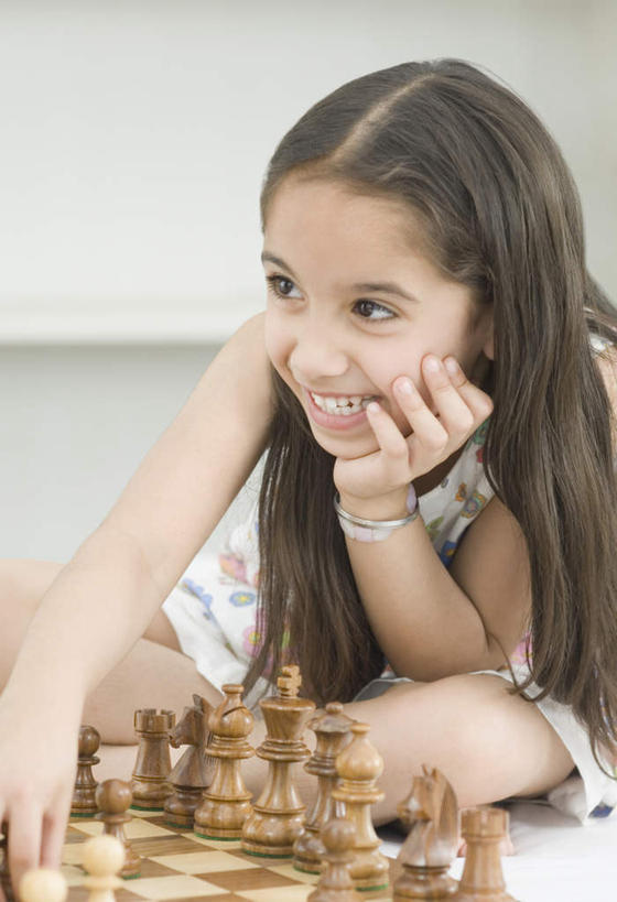 儿童,一个人,坐,笑,微笑,露齿笑,竖图,室内,白天,正面,游戏,快乐,比赛,竞争,亚洲,仅一个女性,仅一个人,撑,服装,玩,托腮,注视,休闲装,娱乐,小孩,衣服,象棋,观察,看,托,仅一个小孩,休闲,休闲服,棋盘,国际象棋,益智,服饰,观看,活动,察看,发泄,关注,消遣,智力,托下巴,宣泄,女孩,女人,女性,亚洲人,印度人,孩子,玩耍,嬉戏,坐着,半身,彩图,女生