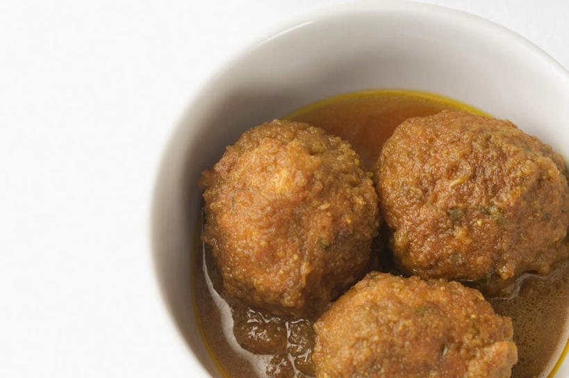 咖哩,无人,横图,俯视,室内,特写,白天,白色背景,烹饪,桌面,桌子,木制,陶瓷,调料,肉,料理,食品,陶瓷制品,调味品,调味料,猪肉,咖喱,菜肴,美食,肉类,肉丸,食物,一个,木制品,容器,碗,摄影,佳肴,影棚,单个,储藏,储存,肉食,豚肉,印度菜,印度料理,彩图,高角度拍摄,影棚拍摄,拍摄,贮存