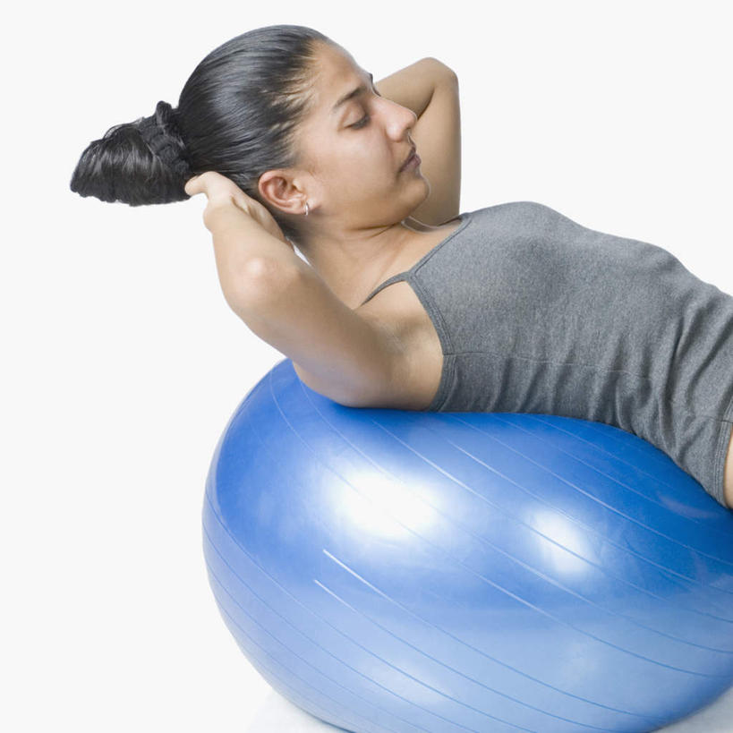 一个人,躺,闭眼,横图,室内,白天,白色背景,侧面,锻炼,瑜伽,运动,亚洲,仅一个年轻女性,仅一个女性,仅一个人,服装,休闲装,衣服,休闲,休闲服,健身球,养生,摄影,服饰,影棚,瑜伽球,卧着,体育,年轻女性,女人,女性,亚洲人,印度人,闭眼睛,闭着眼,闭着眼睛,躺着,卧,半身,彩图,影棚拍摄,健身,拍摄