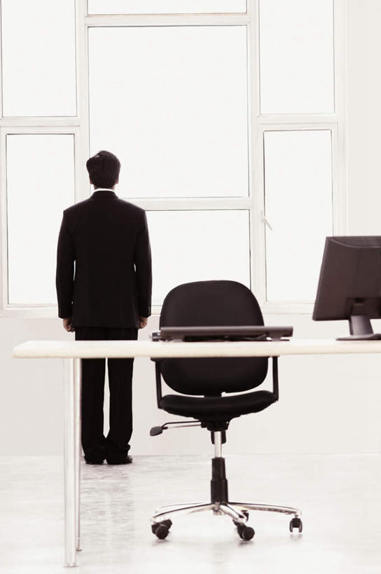 一个人,商务人士,商务男性,办公室,站,竖图,室内,白天,衬衫,电脑,显示器,鼠标,键盘,窗户,家具,桌子,椅子,亚洲,仅一个男性,仅一个人,套装,网络,办公桌,领带,注视,输入设备,通讯设备,玻璃窗,仅一个年轻男性,背面,会议椅,观察,看,站着,台式电脑,观看,办公椅,察看,象征,庄重,关注,通信设备,商务装,身份,工薪阶层,输出设备,办公家具,正式,地位,商务椅,培训椅,男人,男性,年轻男性,亚洲人,印度人,白领,上班族,站立,彩图,全身,衬衣