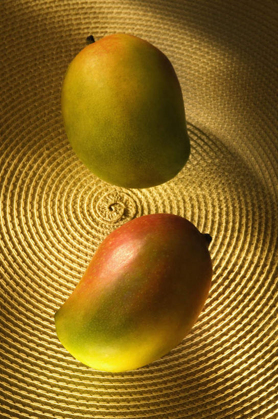 无人,交叉,竖图,室内,特写,白天,正面,竹子,芒果,水果,竹制,新鲜,编织,篮子,生食,食品,果实,食物,两个,竹篮,有机食品,绿色食品,竹条,交织,竹制品,穿插,望果,蜜望,檬果,闷果,漭果,杧果,庵波罗果,彩图