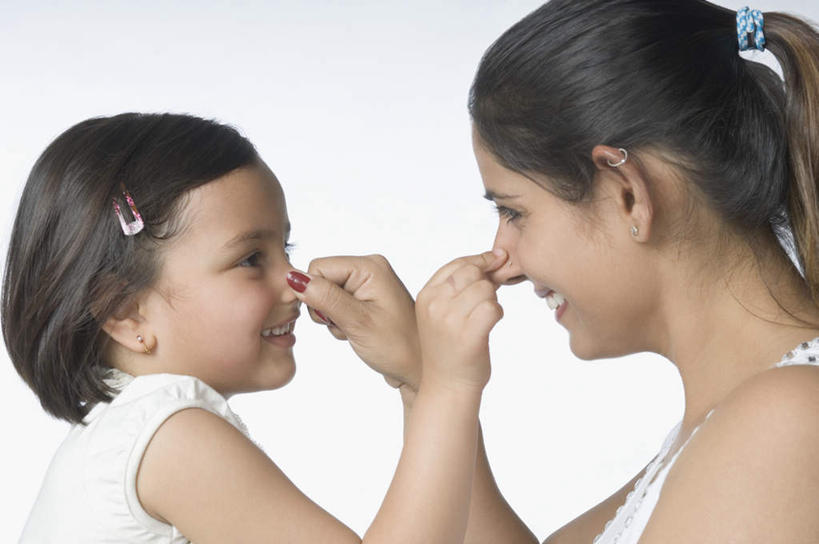 儿童,脸,头,脸颊,两个人,家庭,母亲,女儿,笑,微笑,露齿笑,横图,室内,特写,白天,白色背景,侧面,游戏,纯洁,亚洲,服装,玩,注视,休闲装,娱乐,小孩,衣服,观察,看,休闲,温暖,温馨,母女,一家人,休闲服,可爱,母爱,童年,童趣,摄影,服饰,影棚,观看,和睦,察看,关注,童真,烂漫,无邪,天真,年轻女性,女孩,女人,女性,亚洲人,印度人,孩子,年轻人,头部,脸部,脸蛋,面部,玩耍,嬉戏,半身,彩图,影棚拍摄,拍摄,融洽,女生