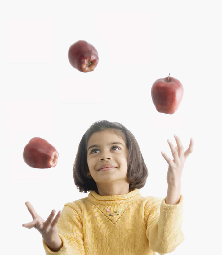 儿童,一个人,竖图,室内,白天,白色背景,正面,游戏,纯洁,苹果,水果,亚洲,仅一个女性,仅一个人,服装,新鲜,生食,食品,果实,玩,注视,休闲装,娱乐,食物,小孩,衣服,观察,看,仅一个小孩,休闲,休闲服,可爱,童年,童趣,摄影,服饰,有机食品,绿色食品,影棚,观看,察看,关注,童真,烂漫,无邪,天真,女孩,女人,女性,亚洲人,印度人,孩子,抛,扔,玩耍,嬉戏,半身,彩图,影棚拍摄,拍摄,女生