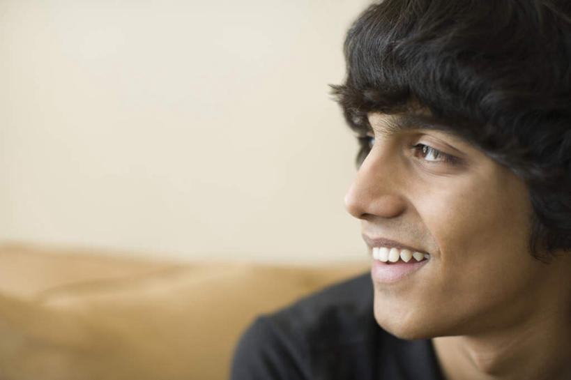 脸,头,脸颊,一个人,客厅,笑,微笑,露齿笑,横图,室内,特写,白天,正面,亚洲,仅一个男性,仅一个人,服装,朦胧,模糊,注视,休闲装,仅一个年轻男性,衣服,观察,看,休闲,休闲服,服饰,观看,察看,起居室,关注,客堂,男人,男性,年轻男性,亚洲人,印度人,头部,脸部,脸蛋,面部,半身,彩图