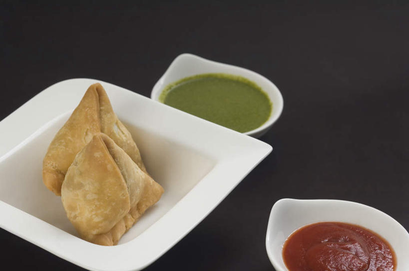 面食,无人,横图,俯视,室内,特写,白天,烹饪,桌面,桌子,蔬菜,土豆,西红柿,黑色背景,朦胧,模糊,新鲜,木制,陶瓷,调料,酱料,酱汁,佐料,料理,食品,饺子,面点,陶瓷制品,调味品,调味料,酱,小吃,菜肴,美食,食物,木制品,容器,碗,摄影,佳肴,有机食品,绿色食品,影棚,储藏,储存,水饺,馍馍蛋,印度菜,印度料理,洋芋,山药蛋,马铃薯,番茄,彩图,高角度拍摄,影棚拍摄,拍摄,贮存