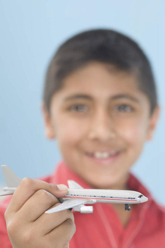 儿童,脸,头,脸颊,手,一个人,笑,微笑,露齿笑,竖图,室内,特写,白天,正面,游戏,飞机,玩具,亚洲,仅一个男性,仅一个人,蓝色背景,服装,朦胧,模糊,交通,拿,玩,拿着,注视,休闲装,娱乐,航空,小孩,衣服,交通工具,观察,看,仅一个小孩,休闲,手部,休闲服,益智,运输,摄影,服饰,影棚,观看,活动,单手,察看,客机,发泄,关注,消遣,智力,载具,宣泄,男孩,男人,男性,亚洲人,印度人,孩子,头部,脸部,脸蛋,面部,玩耍,嬉戏,半身,彩图,影棚拍摄,拍摄,男生