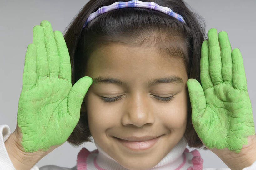 儿童,脸,头,脸颊,手,一个人,举,闭眼,横图,室内,特写,白天,正面,纯洁,装修,亚洲,双手,仅一个女性,仅一个人,灰色背景,服装,装饰,材料,休闲装,装潢,小孩,衣服,绿色,发箍,发饰,饰品,托,仅一个小孩,休闲,手部,休闲服,可爱,童年,童趣,摄影,服饰,影棚,头箍,保护,涂料,发卡,童真,烂漫,无邪,配饰,天真,女孩,女人,女性,亚洲人,印度人,孩子,头部,脸部,脸蛋,面部,闭眼睛,闭着眼,闭着眼睛,举起,举手,举着,向上举,向上伸,向上托,半身,彩图,影棚拍摄,拍摄,女生