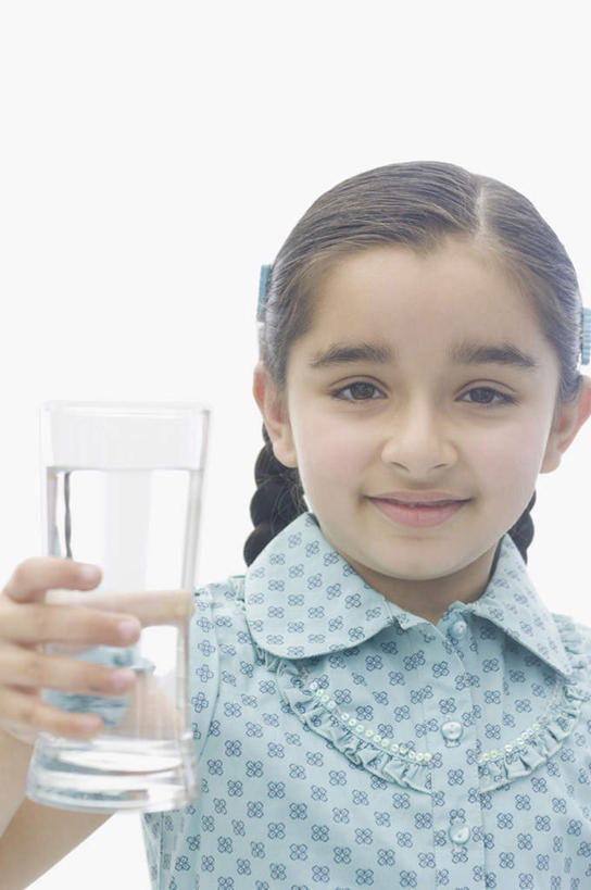 儿童,一个人,笑,微笑,竖图,室内,白天,白色背景,正面,纯洁,水,杯子,亚洲,仅一个女性,仅一个人,服装,液体,拿,拿着,注视,休闲装,饮用水,玻璃制品,小孩,衣服,水杯,矿泉水,观察,看,仅一个小孩,休闲,休闲服,可爱,童年,童趣,摄影,服饰,影棚,观看,察看,关注,童真,蒸馏水,烂漫,无邪,天真,女孩,女人,女性,亚洲人,印度人,孩子,玻璃杯,半身,彩图,影棚拍摄,拍摄,女生