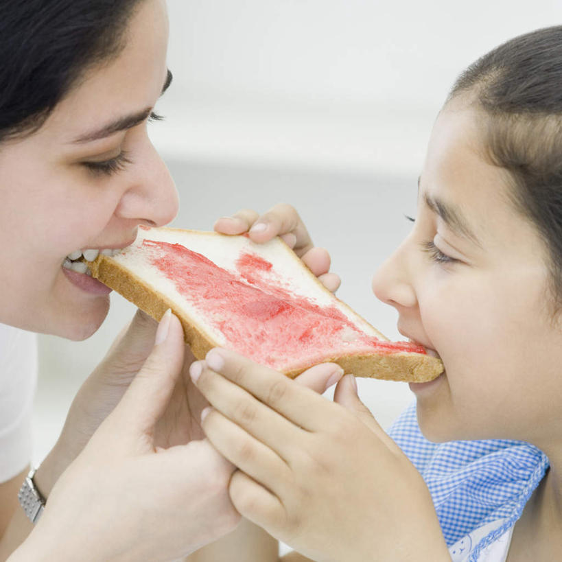 点心,面包,儿童,两个人,家庭,母亲,女儿,吃,横图,俯视,室内,特写,白天,纯洁,水果,亚洲,服装,朦胧,模糊,新鲜,调料,酱料,酱汁,生食,佐料,食品,面点,果实,调味品,调味料,注视,休闲装,酱,食物,糕点,小孩,衣服,果酱,观察,看,休闲,温暖,温馨,母女,一家人,休闲服,可爱,母爱,童年,童趣,服饰,有机食品,绿色食品,观看,和睦,察看,关注,童真,烂漫,无邪,果子酱,天真,年轻女性,女孩,女人,女性,亚洲人,印度人,孩子,年轻人,食,半身,彩图,高角度拍摄,融洽,女生