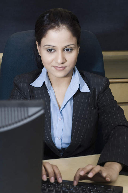 一个人,商务人士,商务女性,办公室,竖图,室内,白天,正面,电脑,显示器,鼠标,键盘,家具,桌子,椅子,亚洲,仅一个女性,仅一个人,套装,网络,办公桌,注视,输入设备,通讯设备,会议椅,观察,看,仅一个中年女性,台式电脑,观看,办公椅,察看,关注,通信设备,商务装,工薪阶层,输出设备,办公家具,商务椅,培训椅,女人,女性,中年女性,亚洲人,印度人,白领,上班族,半身,彩图