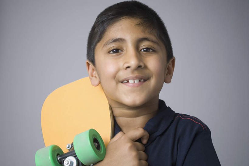 儿童,脸,头,脸颊,一个人,横图,室内,特写,白天,正面,锻炼,纯洁,运动,亚洲,仅一个男性,仅一个人,灰色背景,服装,拿,拿着,注视,休闲装,极限运动,小孩,衣服,观察,看,仅一个小孩,休闲,休闲服,可爱,童年,童趣,摄影,服饰,影棚,滑板,观看,察看,关注,童真,烂漫,无邪,体育,天真,男孩,男人,男性,亚洲人,印度人,孩子,头部,脸部,脸蛋,面部,半身,彩图,影棚拍摄,健身,拍摄,滑板运动,男生