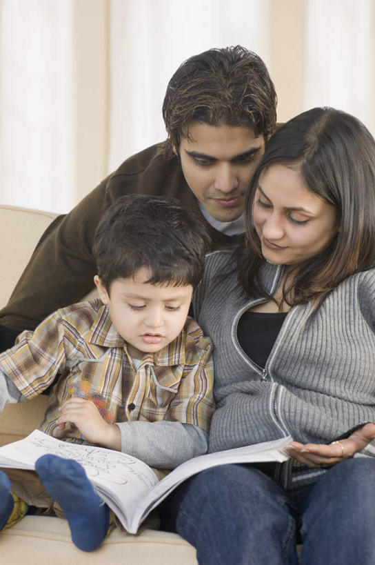 儿童,三个人,家庭,夫妻,母亲,父亲,儿子,客厅,坐,竖图,室内,白天,正面,爱情,看书,阅读,纯洁,窗户,窗帘,沙发,书籍,亚洲,学习,服装,浪漫,注视,休闲装,玻璃窗,小孩,衣服,书本,观察,看,休闲,温暖,温馨,父子,母子,三口之家,一家人,休闲服,恩爱,父爱,可爱,母爱,童年,童趣,读书,浏览,恋人,服饰,观看,和睦,察看,起居室,关注,布艺沙发,童真,烂漫,无邪,客堂,天真,男孩,男人,男性,年轻男性,年轻女性,女人,女性,亚洲人,印度人,孩子,年轻人,夫妇,情侣,书,图书,坐着,半身,彩图,伴侣,融洽,男生