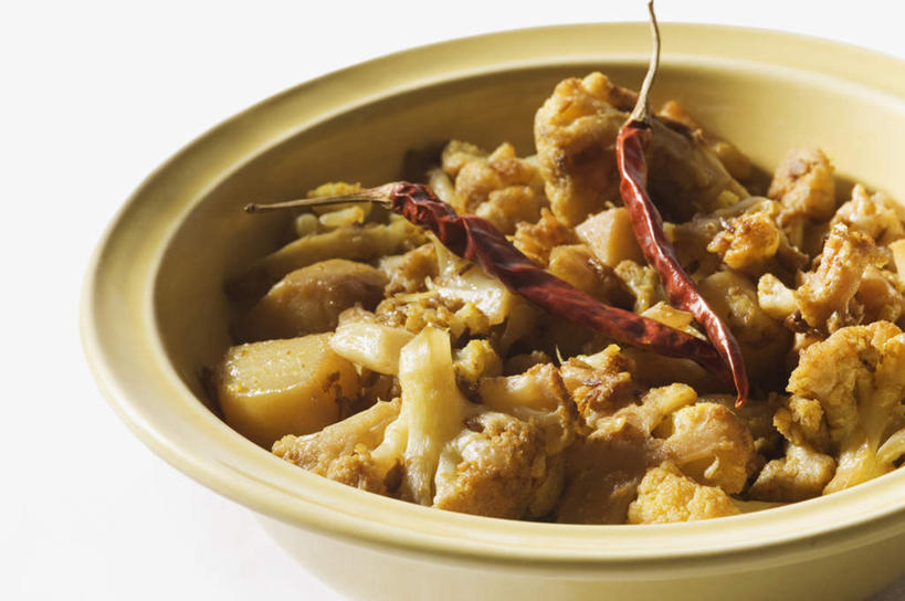 咖哩,无人,横图,俯视,室内,特写,白天,白色背景,烹饪,桌面,桌子,辣椒,芹菜,蔬菜,土豆,新鲜,木制,陶瓷,花菜,花椰菜,西兰花,调料,料理,食品,陶瓷制品,调味品,调味料,咖喱,菜肴,美食,食物,一个,木制品,容器,碗,摄影,佳肴,有机食品,绿色食品,荷兰芹,欧芹,香芹,影棚,单个,储藏,椰菜花,储存,辣角,红海椒,大椒,辣虎,广椒,法香,巴西利,洋香菜,洋芫荽,法国香菜,馍馍蛋,旱芹菜,番荽,印度菜,印度料理,甘蓝花,洋芋,山药蛋,马铃薯,辣子,红辣椒,海椒,番椒,彩图,高角度拍摄,影棚拍摄,拍摄,贮存