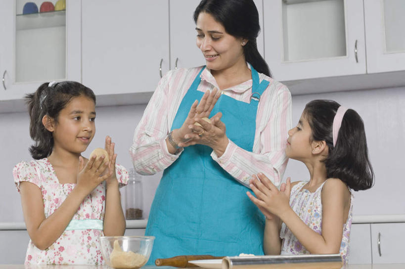 儿童,三个人,家庭,母亲,女儿,笑,说,微笑,露齿笑,横图,室内,白天,正面,纯洁,厨房,柜子,亚洲,服装,储物柜,注视,休闲装,小孩,衣服,观察,看,休闲,温暖,温馨,母女,一家人,休闲服,可爱,母爱,童年,童趣,服饰,观看,和睦,察看,储存,关注,童真,烂漫,无邪,储备,蕴藏,贮备,交流,天真,年轻女性,女孩,女人,女性,亚洲人,印度人,孩子,年轻人,沟通,讲话,交谈,说话,谈话,半身,彩图,灶间,融洽,贮存,女生