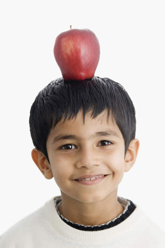 儿童,脸,头,脸颊,一个人,笑,微笑,露齿笑,竖图,室内,特写,白天,白色背景,正面,纯洁,苹果,水果,亚洲,仅一个男性,仅一个人,服装,新鲜,生食,食品,果实,注视,休闲装,食物,小孩,衣服,观察,看,仅一个小孩,休闲,休闲服,可爱,童年,童趣,摄影,服饰,有机食品,绿色食品,影棚,观看,察看,关注,童真,烂漫,无邪,天真,男孩,男人,男性,亚洲人,印度人,孩子,头部,脸部,脸蛋,面部,半身,彩图,影棚拍摄,拍摄,男生
