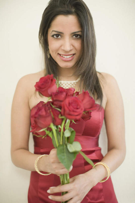 一个人,捧,笑,微笑,露齿笑,竖图,室内,白天,正面,晚礼服,爱情,幸福,纯洁,热情,玫瑰,亚洲,仅一个年轻女性,仅一个女性,仅一个人,盛开,玫瑰花,浪漫,花蕾,注视,花,花瓣,花朵,鲜花,花苞,花蕊,观察,看,温暖,温馨,恩爱,摄影,影棚,观看,和睦,察看,关注,感动,燕尾服,尊敬,天真,刺玫花,徘徊花,年轻女性,女人,女性,亚洲人,印度人,端,端着,捧着,手捧,半身,彩图,影棚拍摄,晚宴服,舞会服,洋服,洋装,夜礼服,拍摄,融洽