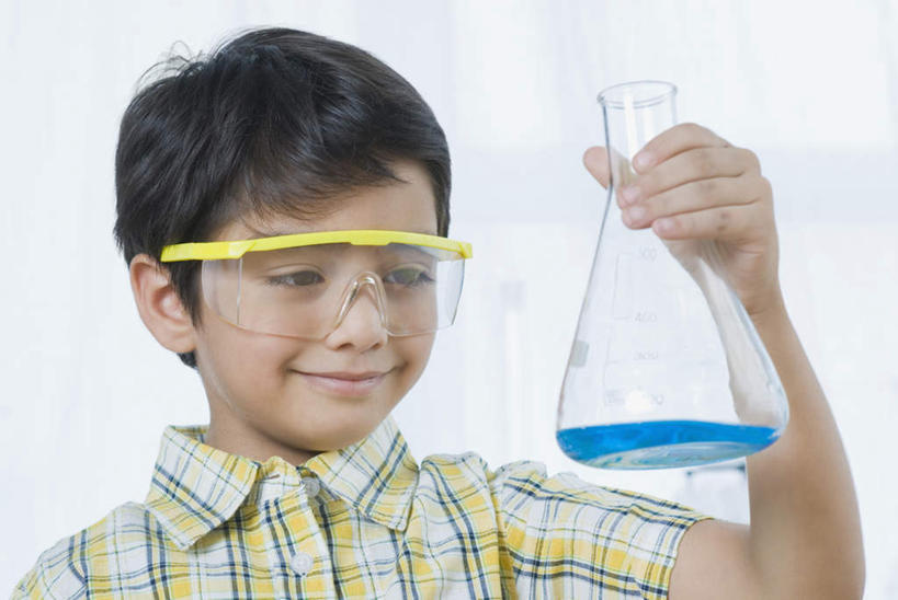 儿童,脸,头,脸颊,一个人,横图,室内,特写,白天,正面,纯洁,安全,实验,仪器,水,亚洲,仅一个男性,仅一个人,握,服装,研究,透明,分析,化学,测试,烧瓶,眼镜,液体,锥形瓶,实验室,水滴,研究室,防护,拿,拿着,注视,休闲装,玻璃制品,小孩,衣服,玻璃瓶,瓶子,观察,看,仅一个小孩,休闲,休闲服,器皿,可爱,童年,童趣,握着,服饰,观看,护目镜,保护,察看,关注,保险,童真,试验室,烂漫,无邪,玻璃仪器,试验耗材,实验用品,保全,周全,安稳,安定,三角烧瓶,依氏烧瓶,锥形烧瓶,安全防护眼镜,平安,天真,男孩,男人,男性,亚洲人,印度人,孩子,头部,脸部,脸蛋,面部,半身,彩图,防护眼镜,男生