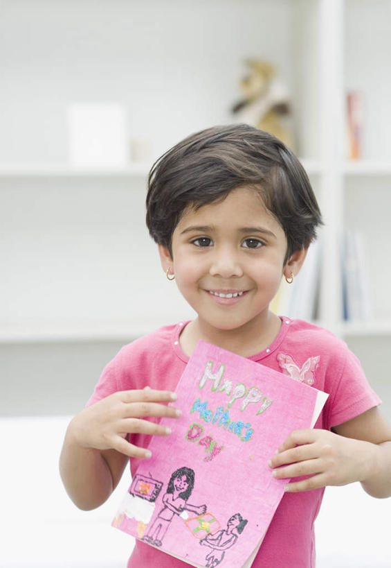 儿童,一个人,站,竖图,室内,白天,正面,游戏,纯洁,柜子,书籍,亚洲,仅一个女性,仅一个人,握,服装,储物柜,拿,玩,拿着,注视,休闲装,娱乐,小孩,衣服,观察,看,站着,仅一个小孩,休闲,休闲服,可爱,童年,童趣,握着,服饰,观看,察看,储存,关注,童真,烂漫,无邪,储备,蕴藏,贮备,天真,女孩,女人,女性,亚洲人,印度人,孩子,书,图书,玩耍,嬉戏,站立,半身,彩图,贮存,女生