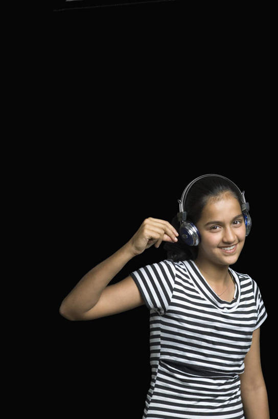 儿童,一个人,站,举,竖图,室内,白天,正面,游戏,快乐,满意,幸福,纯洁,亚洲,仅一个女性,仅一个人,黑色背景,服装,音响,音乐,玩,注视,休闲装,娱乐,小孩,衣服,耳机,观察,看,托,站着,仅一个小孩,享受,休闲,休闲服,放松,可爱,童年,童趣,摄影,服饰,影棚,观看,察看,舒适,享乐,关注,童真,烂漫,无邪,天真,女孩,女人,女性,亚洲人,印度人,孩子,举起,举手,举着,玩耍,嬉戏,向上举,向上伸,向上托,站立,半身,彩图,影棚拍摄,拍摄,女生