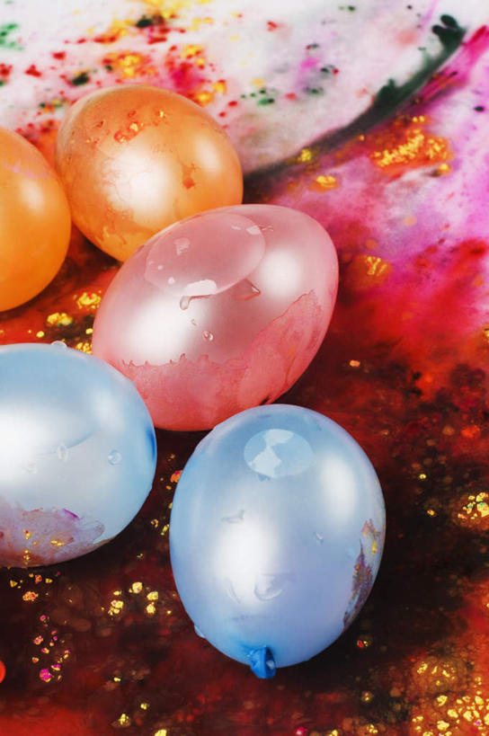 无人,竖图,俯视,彩色,室内,特写,白天,游戏,水,装修,玩具,装饰,材料,液体,塑料,凌乱,玩,娱乐,饮用水,装潢,气球,塑料制品,矿泉水,休闲,充气玩具,橡胶,益智,活动,五颜六色,保护,涂料,色彩斑斓,混乱,发泄,消遣,智力,五彩缤纷,蒸馏水,橡胶制品,宣泄,五彩斑斓,纷乱,缭乱,庞杂,五光十色,玩耍,嬉戏,彩图,高角度拍摄