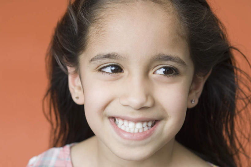 儿童,脸,头,脸颊,一个人,站,笑,微笑,露齿笑,横图,室内,特写,白天,正面,游戏,纯洁,亚洲,仅一个女性,仅一个人,服装,玩,注视,休闲装,娱乐,小孩,衣服,观察,看,站着,仅一个小孩,休闲,休闲服,可爱,童年,童趣,服饰,观看,察看,关注,童真,烂漫,无邪,天真,女孩,女人,女性,亚洲人,印度人,孩子,头部,脸部,脸蛋,面部,玩耍,嬉戏,站立,半身,彩图,女生