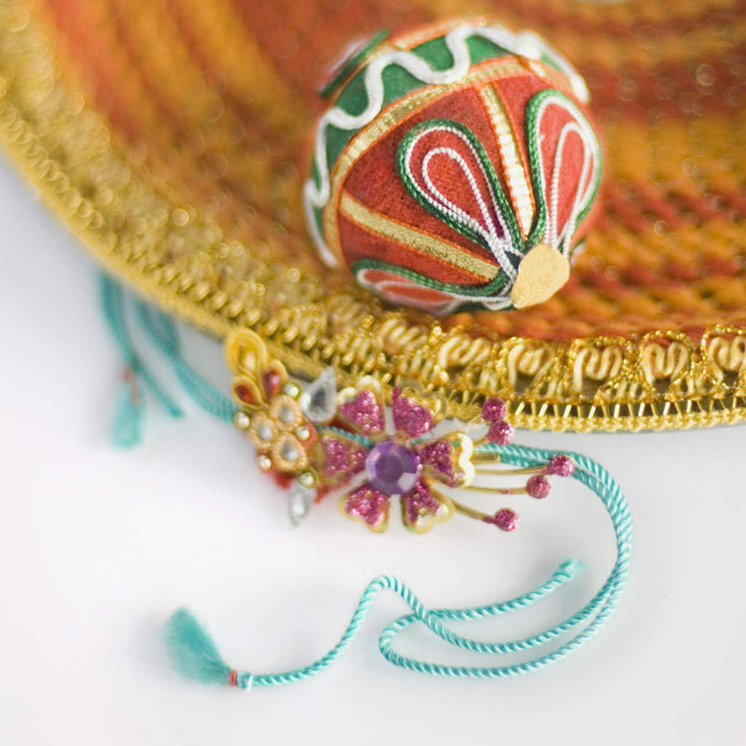 无人,横图,俯视,室内,白天,白色背景,桌面,桌子,装饰,木制,装饰品,木制品,绳子,饰品,手链,首饰,摄影,手镯,影棚,绳索,华丽,修饰,点缀,镯子,衬托,美观,雅致,雅观,彩图,高角度拍摄,影棚拍摄,拍摄