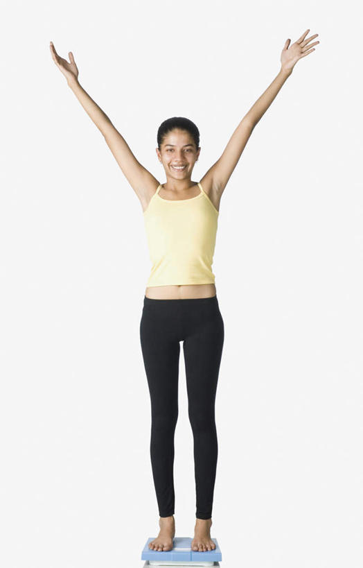 一个人,站,举,伸展双臂,笑,微笑,露齿笑,竖图,室内,白天,白色背景,正面,仪器,亚洲,仅一个年轻女性,仅一个女性,仅一个人,服装,生活,注视,休闲装,衣服,观察,看,托,站着,休闲,健康,休闲服,摄影,服饰,影棚,观看,察看,衡量,体重,关注,计量,衡器,健康秤,年轻女性,女人,女性,亚洲人,印度人,秤,体重秤,敞开双臂,举起,举手,举着,伸开双臂,向上举,向上伸,向上托,展开双肩,站立,张开手臂,张开双臂,彩图,全身,影棚拍摄,拍摄