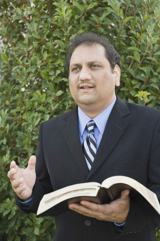 一个人,商务人士,商务男性,站,竖图,室外,白天,正面,衬衫,西装,树林,植物,书籍,叶子,亚洲,仅一个男性,仅一个人,握,套装,正装,绿叶,领带,拿,拿着,注视,职业装,树,树木,仅一个年轻男性,绿色,自然,观察,看,站着,嫩叶,握着,生长,成长,观看,察看,象征,庄重,关注,商务装,身份,工薪阶层,正式,地位,男人,男性,年轻男性,亚洲人,印度人,白领,上班族,叶,叶片,书,图书,站立,半身,彩图,衬衣