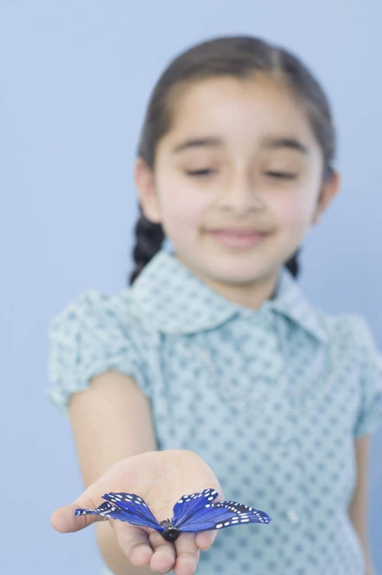 儿童,一个人,站,竖图,室内,白天,正面,游戏,纯洁,蝴蝶,亚洲,仅一个女性,仅一个人,服装,昆虫,玩,注视,休闲装,娱乐,小孩,衣服,动物,观察,看,站着,仅一个小孩,休闲,休闲服,可爱,童年,童趣,摄影,服饰,影棚,观看,察看,关注,益虫,童真,烂漫,无邪,天真,女孩,女人,女性,亚洲人,印度人,孩子,玩耍,嬉戏,站立,半身,彩图,影棚拍摄,拍摄,女生