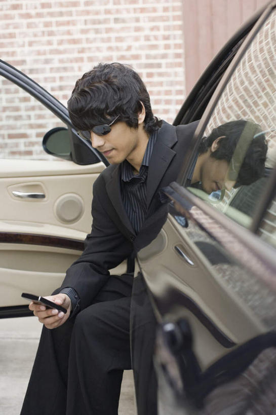 一个人,商务人士,商务男性,打电话,竖图,室外,白天,侧面,衬衫,西装,汽车,电话,手机,亚洲,仅一个男性,仅一个人,握,套装,正装,墨镜,眼镜,拿,拿着,注视,职业装,通讯设备,车,仅一个年轻男性,太阳镜,太阳眼镜,交通工具,轿车,观察,看,遮阳镜,握着,观看,察看,关注,载具,商务装,工薪阶层,交流,男人,男性,年轻男性,亚洲人,印度人,白领,上班族,沟通,通话,半身,彩图,衬衣