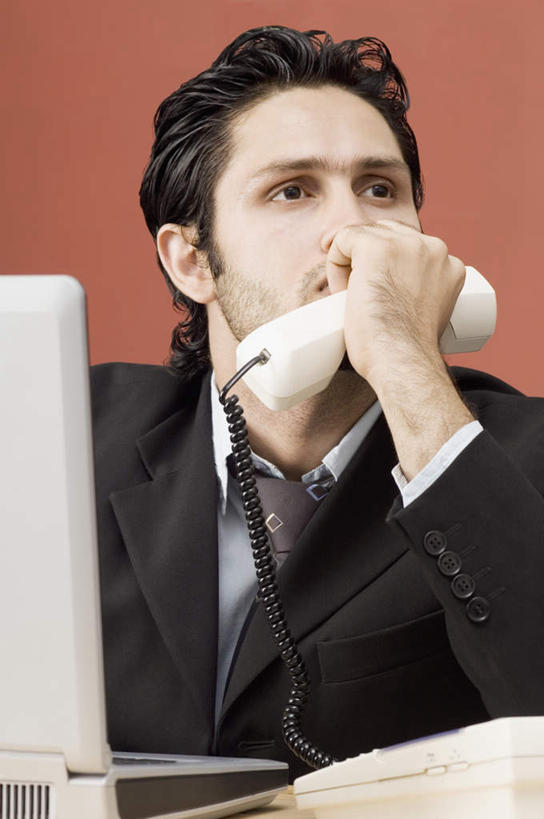 一个人,商务人士,商务男性,打电话,竖图,室内,白天,正面,衬衫,西装,电话,亚洲,仅一个男性,仅一个人,握,套装,正装,拿,拿着,注视,职业装,通讯设备,仅一个年轻男性,话筒,观察,看,电话线,握着,观看,察看,固定电话,关注,商务装,工薪阶层,交流,男人,男性,年轻男性,亚洲人,印度人,白领,上班族,电话机,沟通,通话,半身,彩图,衬衣