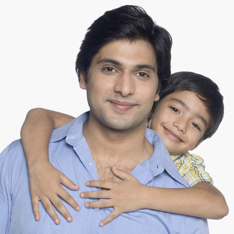 儿童,两个人,家庭,父亲,儿子,横图,室内,白天,白色背景,正面,纯洁,亚洲,服装,注视,休闲装,小孩,衣服,观察,看,休闲,温暖,温馨,父子,一家人,休闲服,父爱,可爱,童年,童趣,摄影,服饰,影棚,观看,和睦,察看,关注,童真,烂漫,无邪,天真,男孩,男人,男性,年轻男性,亚洲人,印度人,孩子,年轻人,半身,彩图,影棚拍摄,拍摄,融洽,男生