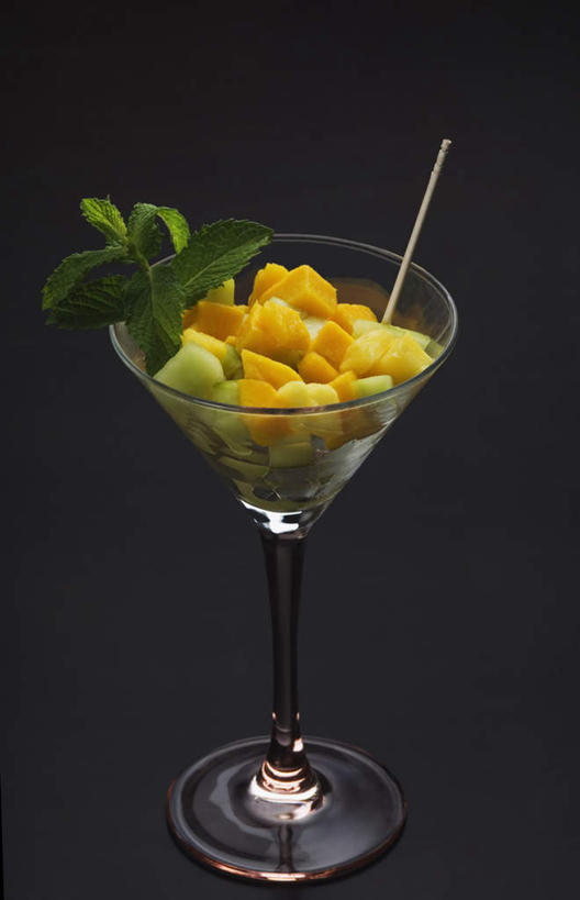 无人,竖图,俯视,室内,特写,白天,芒果,杯子,水果,黑色背景,新鲜,生食,食品,果实,竹签,玻璃制品,食物,水杯,摄影,有机食品,绿色食品,影棚,取食签,玻璃杯,望果,蜜望,檬果,闷果,漭果,杧果,庵波罗果,彩图,高角度拍摄,影棚拍摄,拍摄