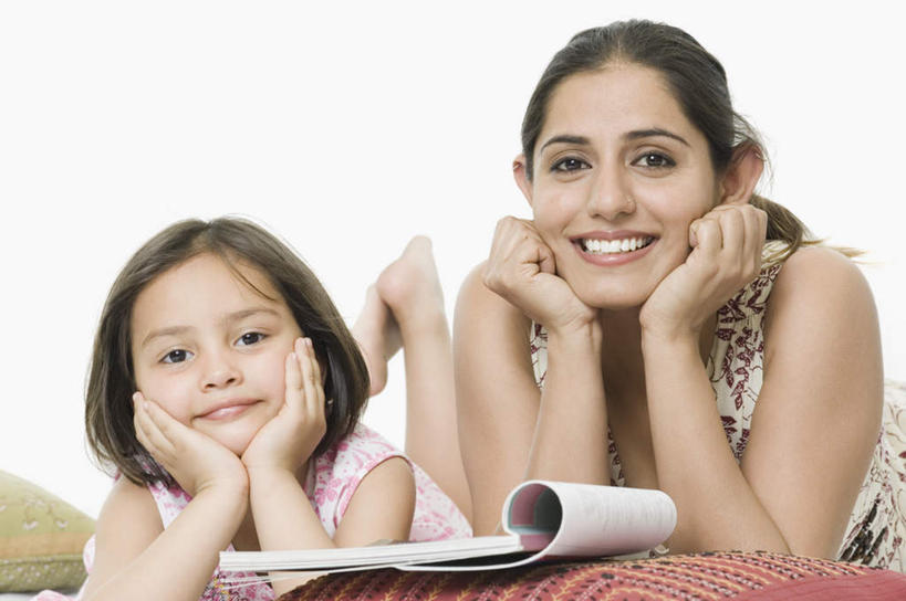 儿童,两个人,家庭,母亲,女儿,笑,微笑,露齿笑,横图,室内,白天,正面,纯洁,靠垫,书籍,亚洲,撑,服装,靠枕,托腮,注视,休闲装,小孩,衣服,垫子,枕头,观察,看,趴着,托,休闲,温暖,温馨,母女,一家人,休闲服,可爱,母爱,童年,童趣,服饰,观看,和睦,察看,关注,托下巴,童真,烂漫,无邪,天真,年轻女性,女孩,女人,女性,亚洲人,印度人,孩子,年轻人,书,图书,趴,半身,彩图,融洽,女生