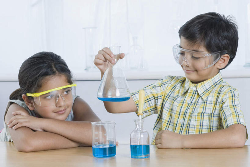 儿童,两个人,伙伴,朋友,坐,横图,室内,白天,正面,友谊,纯洁,安全,实验,仪器,水,桌子,亚洲,握,服装,研究,透明,分析,化学,测试,烧杯,烧瓶,眼镜,液体,锥形瓶,办公桌,实验室,水滴,研究室,防护,拿,拿着,注视,休闲装,玻璃制品,小孩,衣服,玻璃瓶,瓶子,观察,看,趴着,休闲,休闲服,器皿,可爱,童年,童趣,握着,服饰,观看,护目镜,保护,察看,关注,保险,童真,试验室,烂漫,无邪,玻璃仪器,试验耗材,实验用品,保全,周全,安稳,安定,三角烧瓶,依氏烧瓶,锥形烧瓶,安全防护眼镜,平安,天真,友情,男孩,男人,男性,女孩,女人,女性,亚洲人,印度人,趴,坐着,半身,彩图,防护眼镜,男生,女生