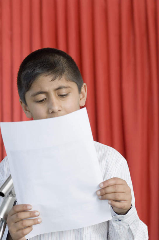 儿童,一个人,站,竖图,室内,白天,正面,纯洁,亚洲,仅一个男性,仅一个人,握,服装,材料,档案,文件,纸,拿,拿着,注视,休闲装,小孩,衣服,手稿,资料,观察,看,站着,仅一个小孩,休闲,休闲服,可爱,童年,童趣,握着,服饰,帷幕,观看,证明,察看,关注,帷幔,文档,幕布,幕帘,童真,烂漫,无邪,帷幔布,天真,男孩,男人,男性,亚洲人,印度人,孩子,站立,半身,彩图,男生