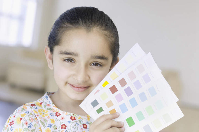 儿童,脸,头,脸颊,一个人,站,横图,室内,特写,白天,正面,游戏,纯洁,亚洲,仅一个女性,仅一个人,服装,朦胧,模糊,系统,玩,注视,休闲装,娱乐,小孩,衣服,观察,看,站着,仅一个小孩,休闲,休闲服,比较,可爱,色彩,童年,童趣,颜色,服饰,对比,观看,色阶卡,色卡,颜色卡,色板,察看,关注,选择,标准,童真,烂漫,无邪,比色卡,色标卡,天真,女孩,女人,女性,亚洲人,印度人,孩子,头部,脸部,脸蛋,面部,玩耍,嬉戏,站立,半身,彩图,女生