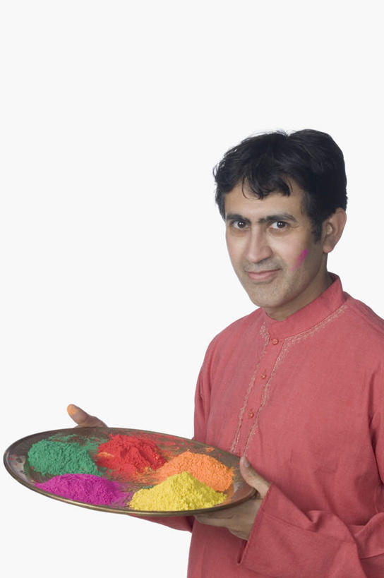 一个人,站,笑,竖图,彩色,室内,白天,白色背景,正面,民族服装,装修,餐具,印度,亚洲,仅一个男性,仅一个人,握,服装,装饰,材料,碟子,盘,拿,拿着,注视,休闲装,装潢,仅一个年轻男性,衣服,盘子,碟,观察,看,站着,休闲,休闲服,握着,摄影,服饰,影棚,观看,五颜六色,保护,涂料,色彩斑斓,察看,关注,五彩缤纷,五彩斑斓,五光十色,男人,男性,年轻男性,亚洲人,印度人,站立,半身,彩图,影棚拍摄,传统服装,民俗服,拍摄,传统文化