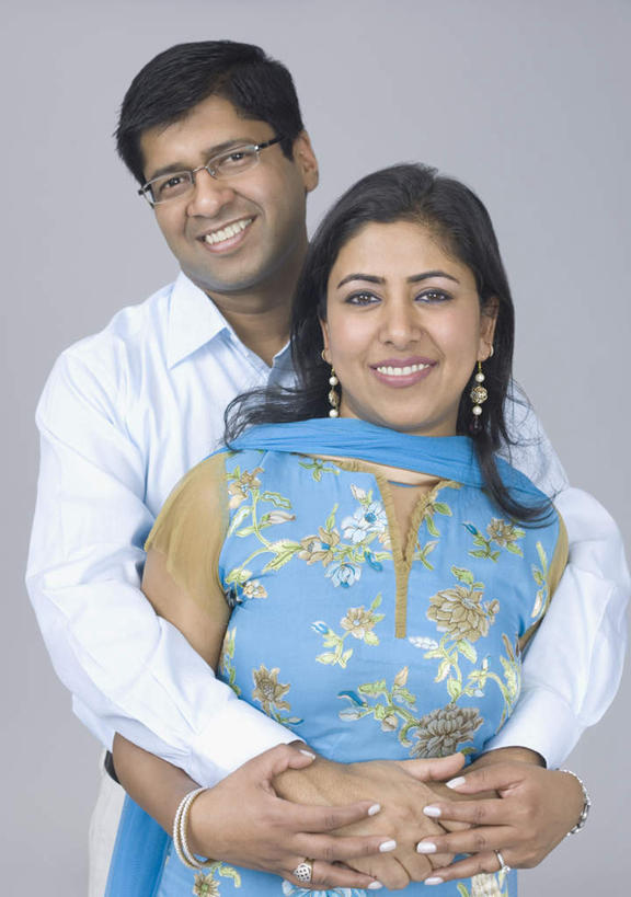 中年人,两个人,家庭,夫妻,站,抱,竖图,室内,白天,正面,民族服装,爱情,亚洲,灰色背景,眼镜,浪漫,注视,观察,看,站着,温暖,温馨,一家人,恩爱,恋人,摄影,服饰,影棚,抱着,观看,飘逸,和睦,察看,搂着,庄重,关注,追求,近视眼镜,纱丽,雅致,纱丽服,清婉,妍丽,男人,男性,女人,女性,中年男性,中年女性,亚洲人,印度人,夫妇,情侣,搂,搂抱,站立,半身,彩图,影棚拍摄,传统服装,民俗服,拍摄,伴侣,融洽,奢华