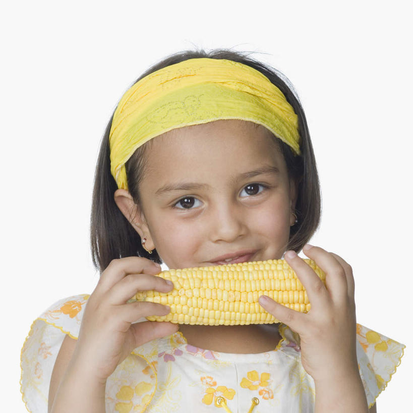 儿童,脸,头,脸颊,一个人,站,横图,室内,特写,白天,白色背景,正面,游戏,纯洁,玉米,蔬菜,亚洲,仅一个女性,仅一个人,握,服装,新鲜,装饰,棒子,玉蜀黍,食品,拿,玩,拿着,注视,休闲装,娱乐,食物,小孩,衣服,发箍,发饰,饰品,观察,看,站着,仅一个小孩,休闲,休闲服,可爱,童年,童趣,握着,摄影,服饰,有机食品,绿色食品,影棚,头箍,观看,苞米,察看,关注,苞芦,发卡,童真,烂漫,无邪,配饰,苞谷,包谷,大蜀黍,番麦,薏米包,玉高粱,玉麦,珍珠米,天真,女孩,女人,女性,亚洲人,印度人,孩子,头部,脸部,脸蛋,面部,玩耍,嬉戏,站立,半身,彩图,影棚拍摄,拍摄,女生