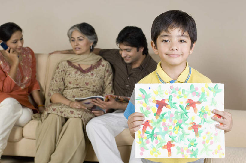 儿童,老年人,四个人,夫妻,母亲,父亲,儿子,祖母,三代同堂,打电话,横图,室内,白天,正面,爱情,纯洁,沙发,电话,手机,亚洲,握,服装,浪漫,拿,拿着,注视,休闲装,通讯设备,祖孙三代,画,小孩,衣服,观察,看,休闲,温暖,温馨,父子,母子,休闲服,恩爱,父爱,可爱,母爱,童年,童趣,握着,恋人,服饰,奶奶,观看,祖孙,和睦,察看,关注,布艺沙发,童真,烂漫,无邪,外婆,外祖母,外孙,外孙子,交流,天真,老年女性,男孩,男人,男性,年轻男性,年轻女性,女人,女性,亚洲人,印度人,孩子,年轻人,夫妇,情侣,全家福,孙子,沟通,通话,半身,彩图,伴侣,融洽,男生,爸爸,多代同堂,妈妈