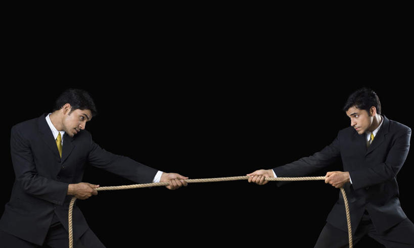 两个人,伙伴,朋友,商务人士,商务男性,站,横图,室内,白天,侧面,衬衫,西装,锻炼,友谊,运动,合作,团队,拔河,亚洲,黑色背景,套装,正装,领带,速度,注视,职业装,娱乐,观察,看,站着,力量,平衡,战略,摄影,影棚,观看,技巧,协调,察看,象征,庄重,关注,商务装,身份,灵敏,工薪阶层,柔韧,趣味,联合,合谋,耐力,抗争,正式,地位,配合,体育,协作,男人,男性,年轻男性,亚洲人,印度人,白领,上班族,站立,半身,彩图,影棚拍摄,衬衣,健身,拍摄