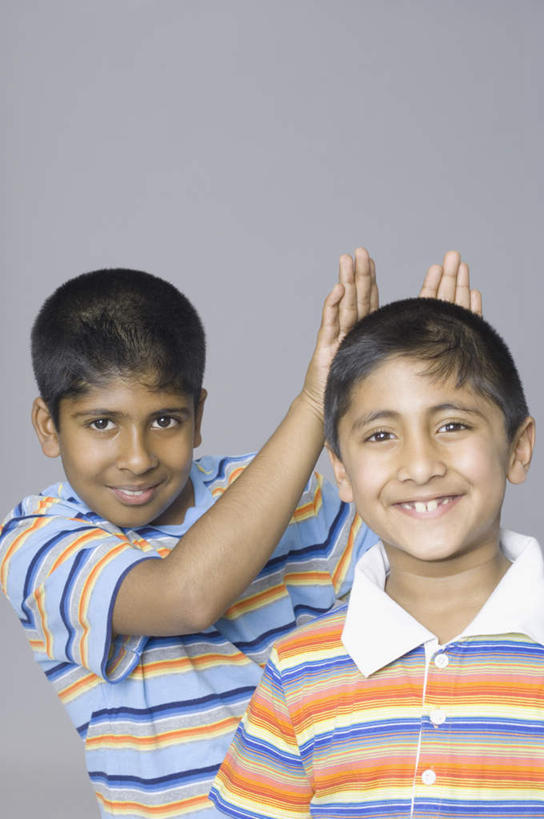 儿童,两个人,站,举,鼓掌,竖图,室内,白天,正面,游戏,纯洁,亚洲,灰色背景,服装,玩,注视,休闲装,娱乐,小孩,衣服,观察,看,手势,托,站着,休闲,休闲服,可爱,童年,童趣,摄影,服饰,影棚,观看,察看,关注,童真,烂漫,无邪,天真,男孩,男人,男性,亚洲人,印度人,孩子,举起,举手,举着,拍手,玩耍,嬉戏,向上举,向上伸,向上托,站立,半身,彩图,影棚拍摄,拍摄,男生