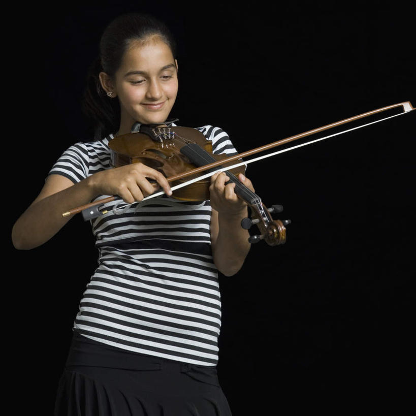 儿童,一个人,笑,微笑,横图,室内,白天,正面,亚洲,仅一个女性,仅一个人,握,黑色背景,服装,乐器,弦乐器,小提琴,拿,拿着,注视,休闲装,小孩,衣服,观察,看,仅一个小孩,休闲,休闲服,握着,摄影,服饰,影棚,观看,察看,关注,弓拉弦乐器,弓拉弦鸣乐器,女孩,女人,女性,亚洲人,印度人,孩子,半身,彩图,影棚拍摄,拍摄,女生