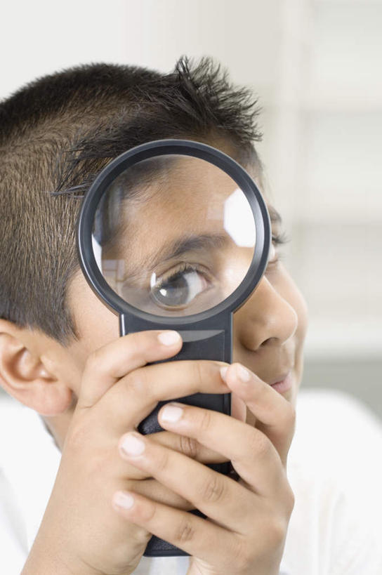 儿童,一个人,竖图,室内,白天,正面,纯洁,仪器,亚洲,仅一个男性,仅一个人,握,服装,检查,反射,分析,科学,放大镜,拿,拿着,注视,休闲装,小孩,衣服,观察,看,仅一个小孩,休闲,休闲服,可爱,清晰,探索,童年,童趣,握着,服饰,放大,观看,仔细,透镜,察看,凸透镜,聚焦,关注,童真,烂漫,无邪,光学,清楚,天真,男孩,男人,男性,亚洲人,印度人,孩子,半身,彩图,男生