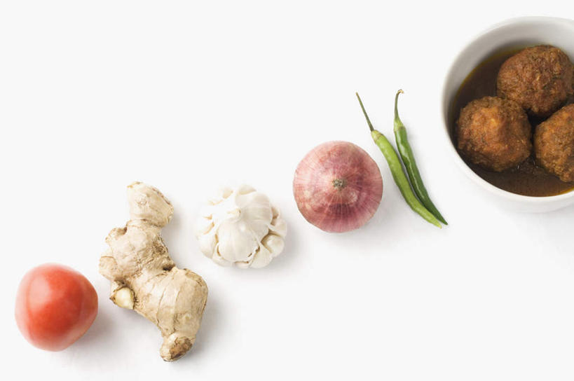 咖哩,无人,横图,俯视,室内,特写,白天,白色背景,烹饪,桌面,桌子,芹菜,蔬菜,蒜,西红柿,洋葱,阴影,反射,木制,影子,陶瓷,调料,肉,料理,食品,陶瓷制品,调味品,调味料,蒜头,猪肉,咖喱,菜肴,美食,肉类,食物,一个,木制品,容器,碗,摄影,佳肴,荷兰芹,欧芹,香芹,影棚,单个,储藏,储存,玉葱,肉食,豚肉,法香,巴西利,洋香菜,洋芫荽,法国香菜,旱芹菜,番荽,印度菜,印度料理,胡蒜,圆葱,洋葱头,球葱,番茄,大蒜,葱头,彩图,高角度拍摄,影棚拍摄,拍摄,贮存